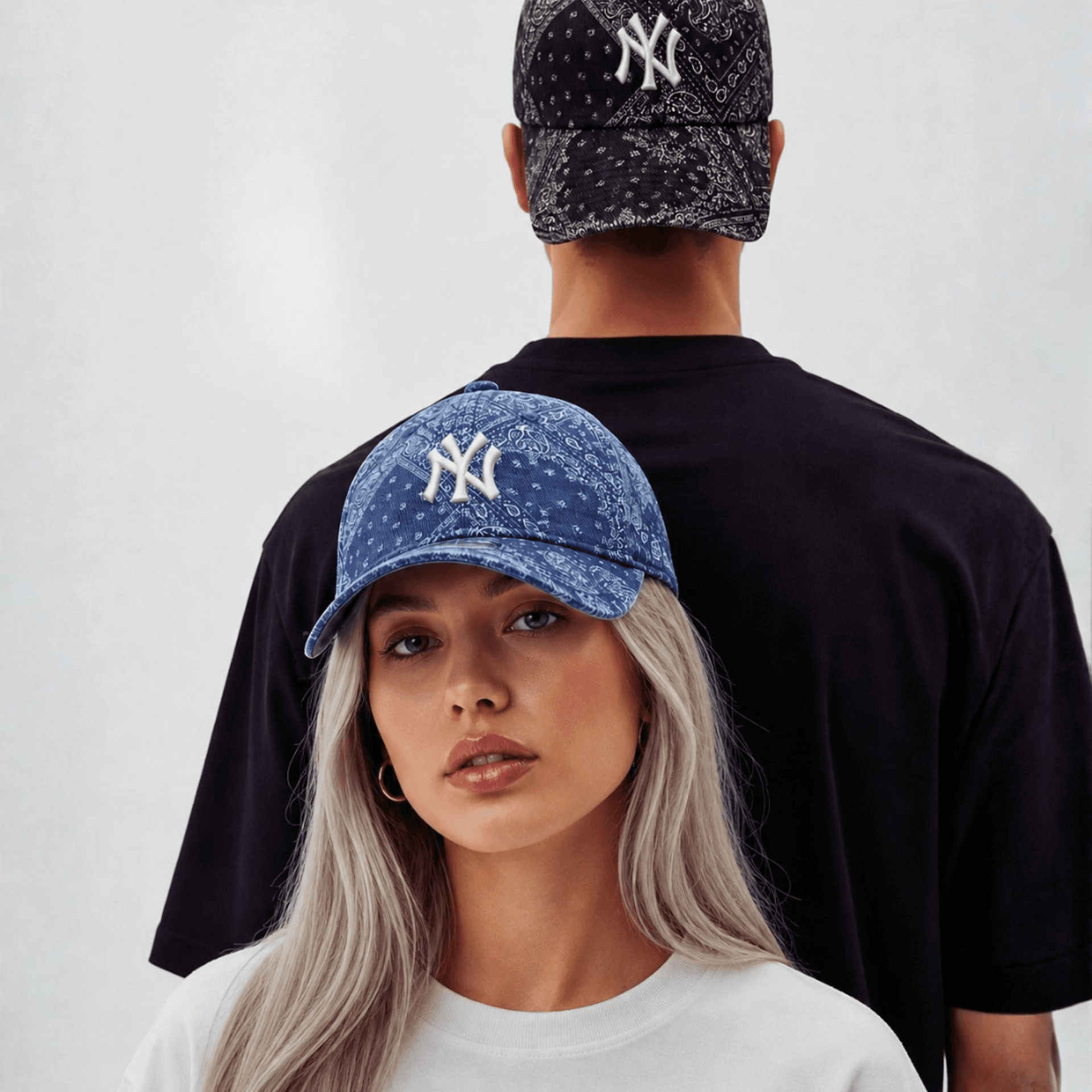 Large collection de casquettes.