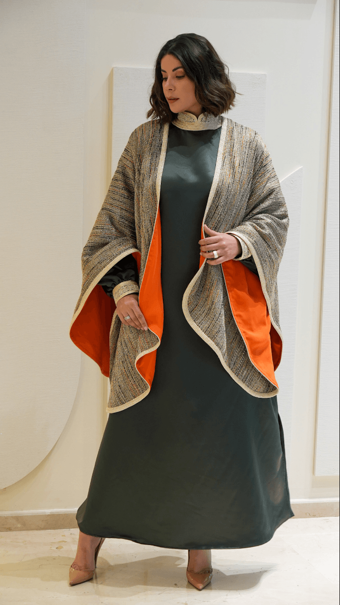 Robe en satin avec cape - Image 1 of 3