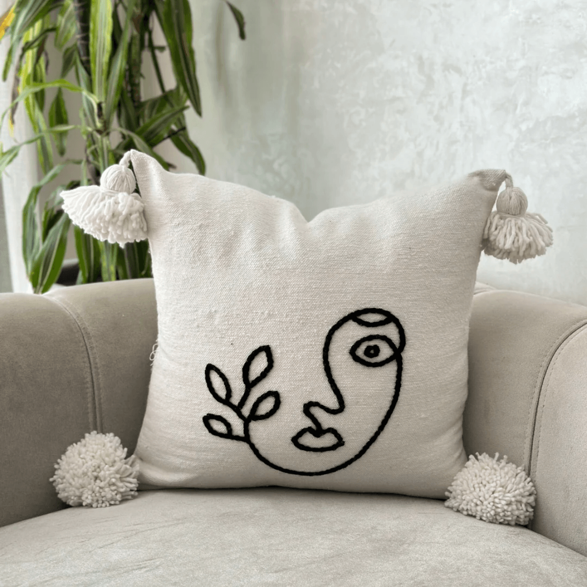 Housse de coussin artisanale à pompons - Image 1 of 1