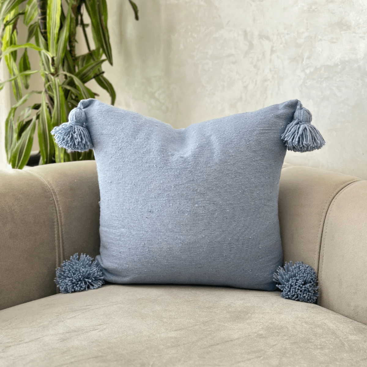 Housse de coussin artisanale à pompons - Image 1 of 1