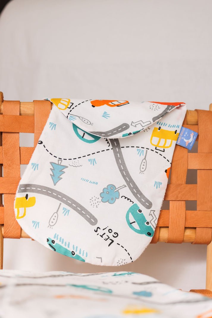 Pack naissance: Tapis à langer, protège épaule et bavoir - Image 1 of 3