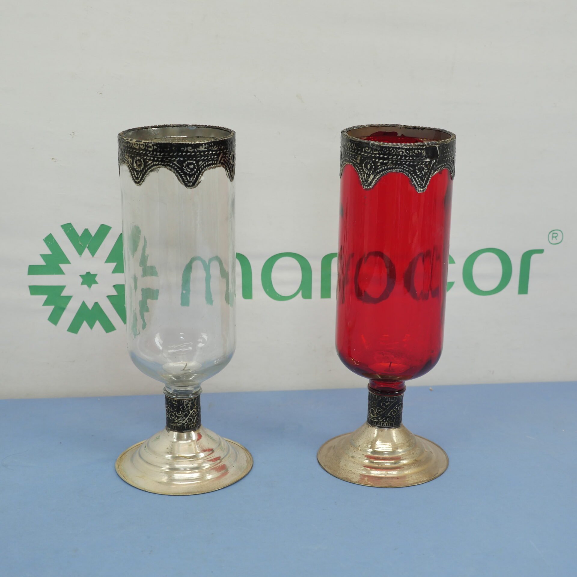 Lot de 2 bougeoirs marocains en verre et métal, artisanat raffiné et élégant. (couleur aléatoire) - Image 1 of 4