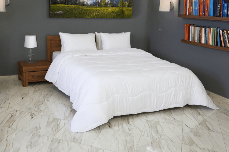 Couette Blanche en Microfibre Kasbah – Antiallergique & Douce  - Image 1 of 4