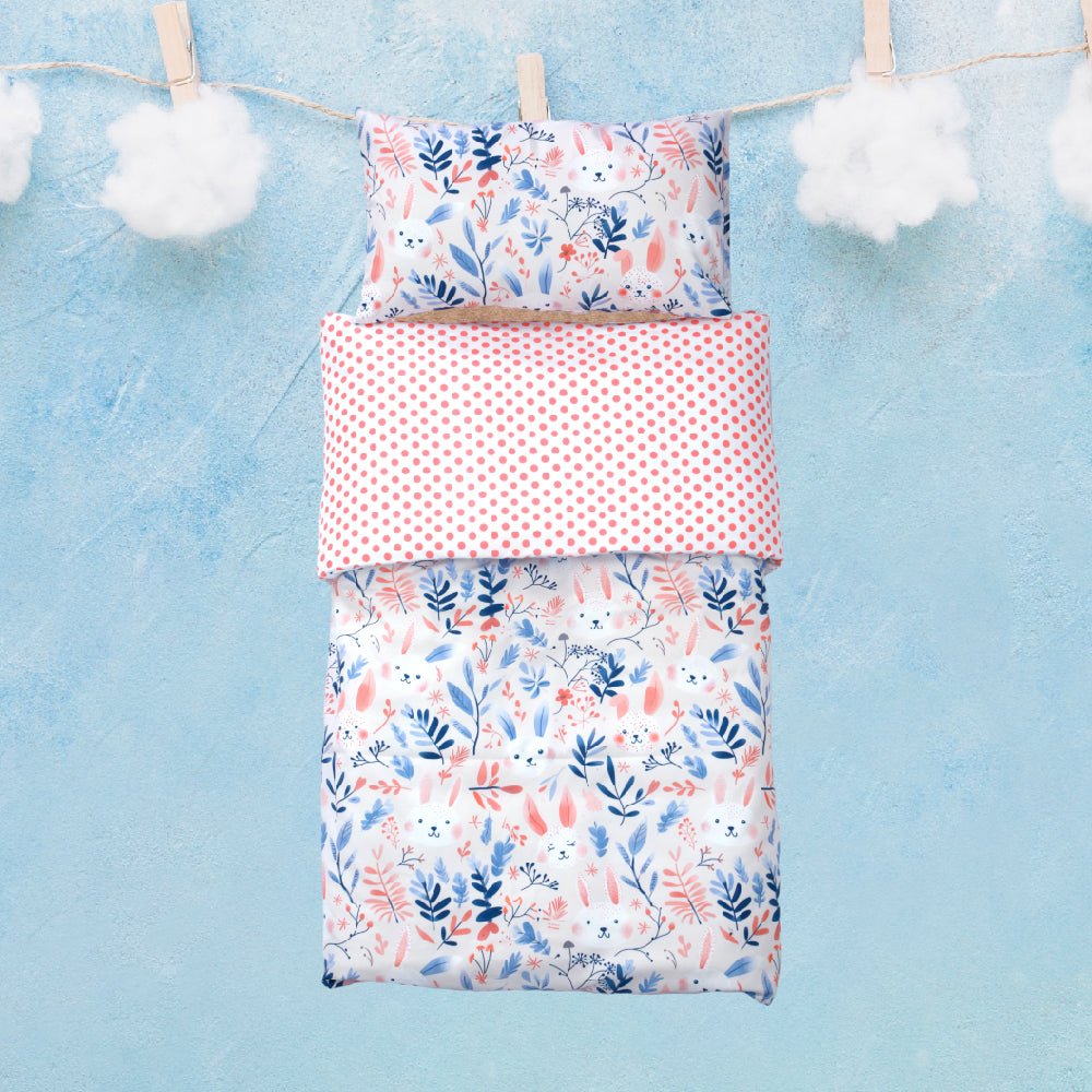Housse de Couette Bébé Premium Double Face Câlins Lapins (Housse -115x130cm- + 1 Taies d’Oreiller -30x50 cm-) - Image 1 of 4