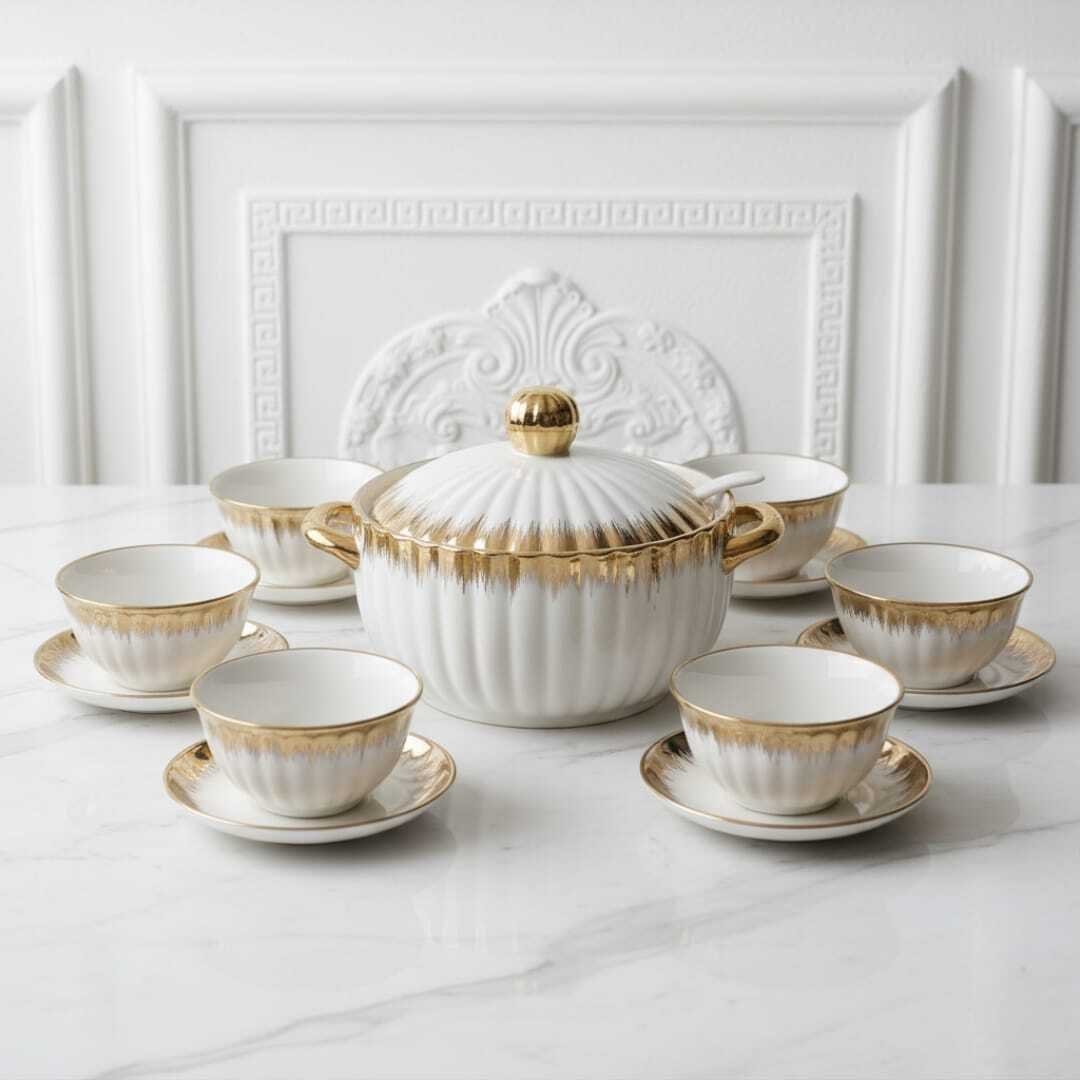 ENSEMBLE 15 PIECES SOUPIÈRE AVEC COUVERCLE ET LOUCHE ET 6 BOLS ET 6 ASSIETTES EN PORCELAINE BLANCHE DÉTAILS DORES - Image 1 of 4