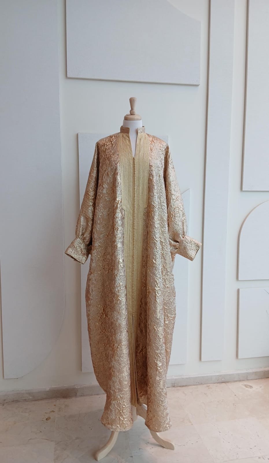 Robe Brodée - Image 1 of 1