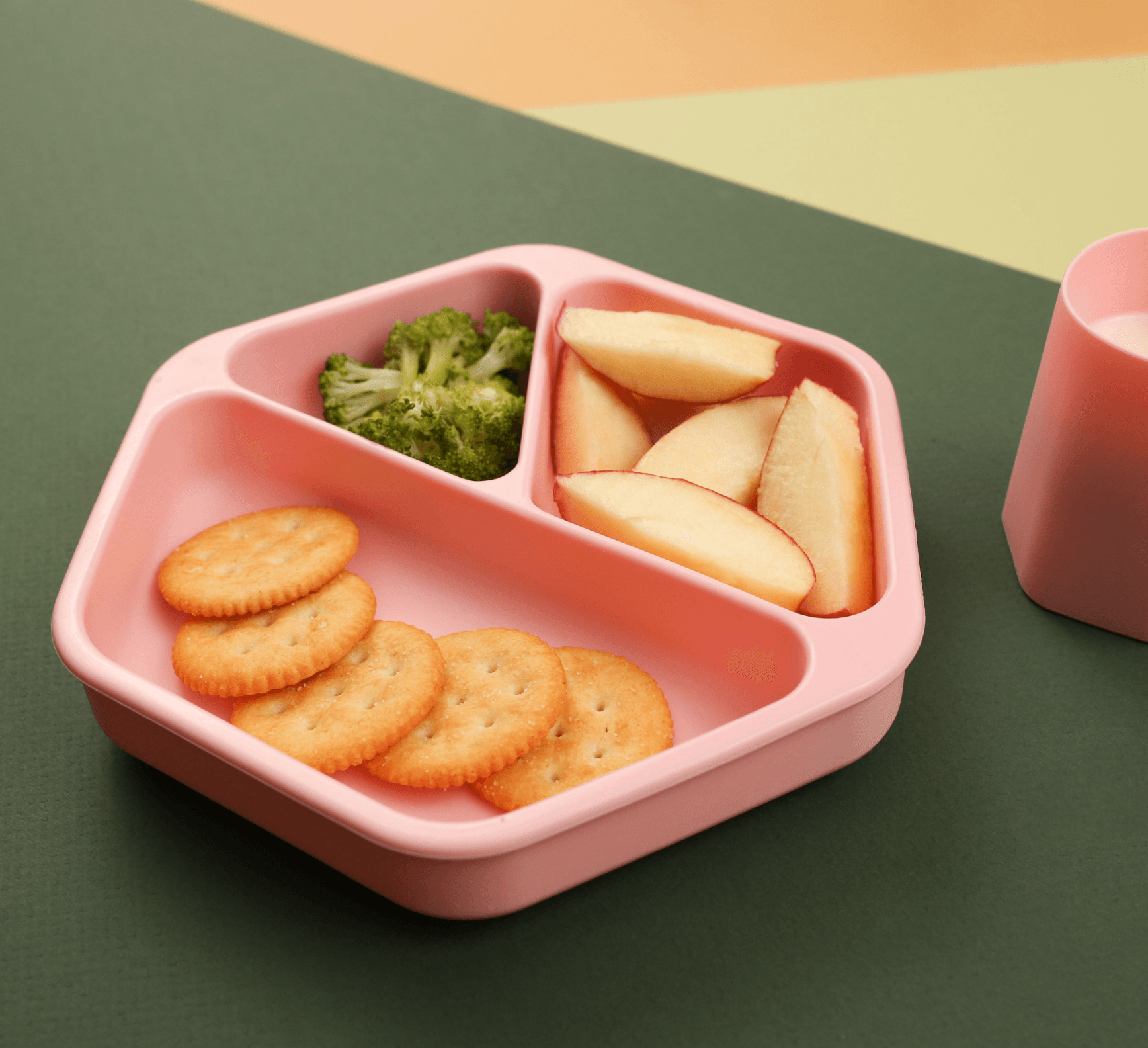 Assiette compartimentée avec couvercle en silicone - Image 1 of 4