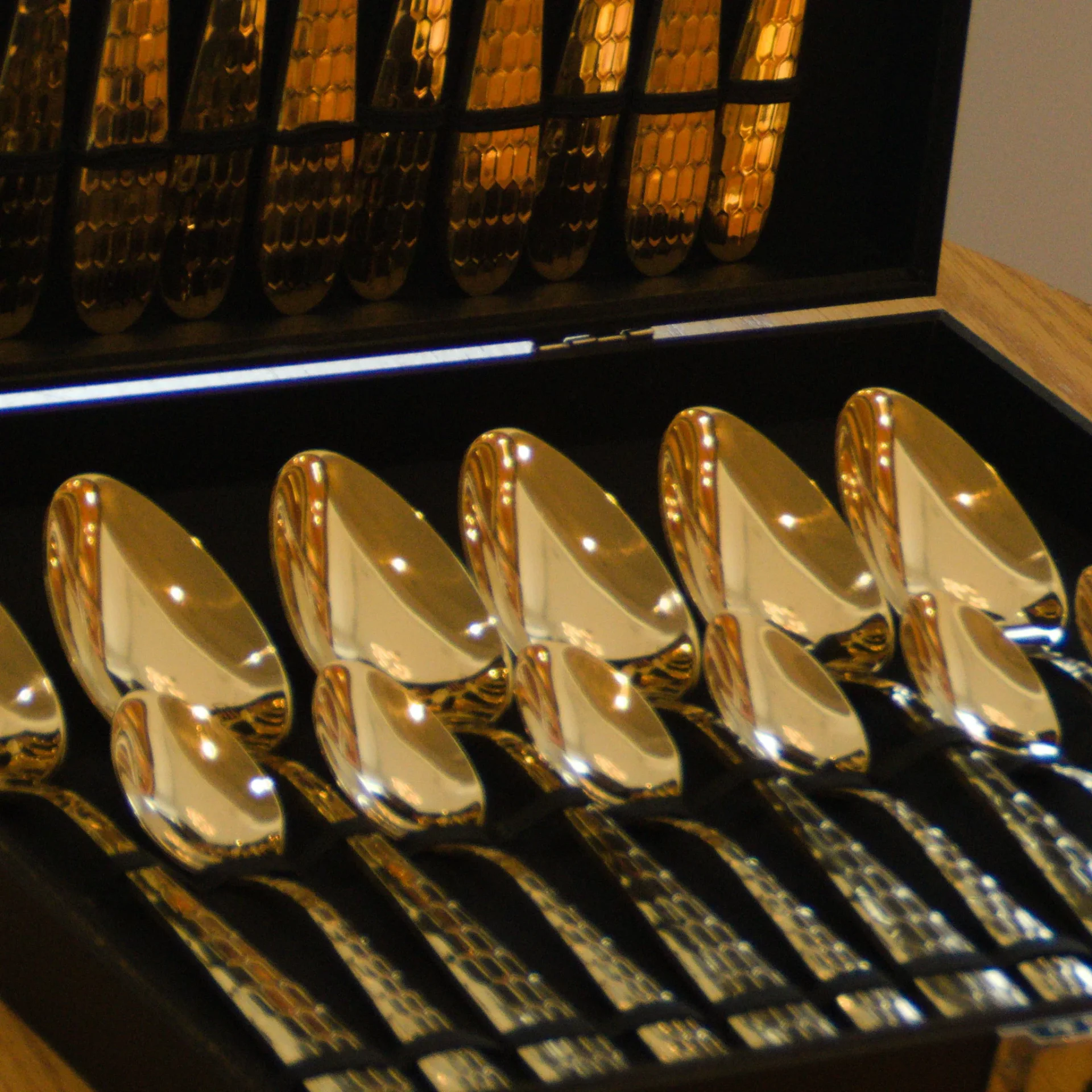Ménagère 24 pièces HONY GOLD pour 6 personnes - Image 1 of 4