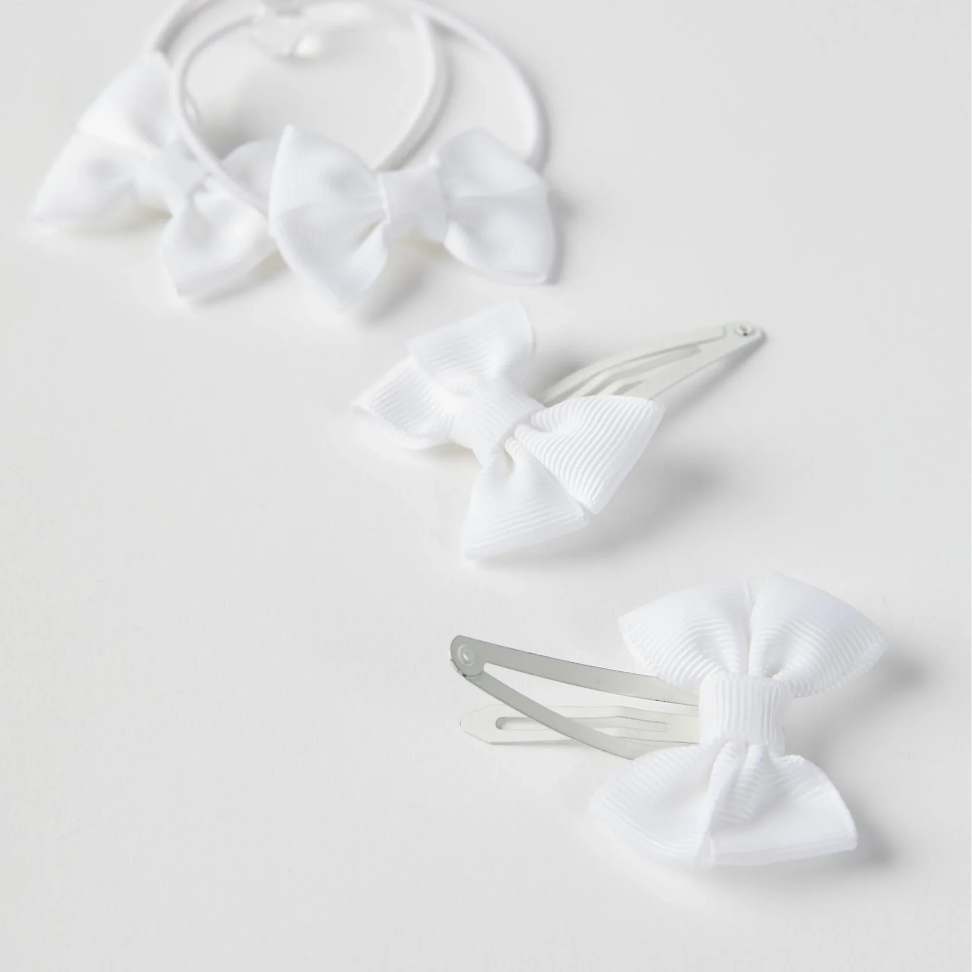2 Pinces + 2 Élastiques Avec Nœud Bébé Et Fille, Blanc - Image 1 of 1