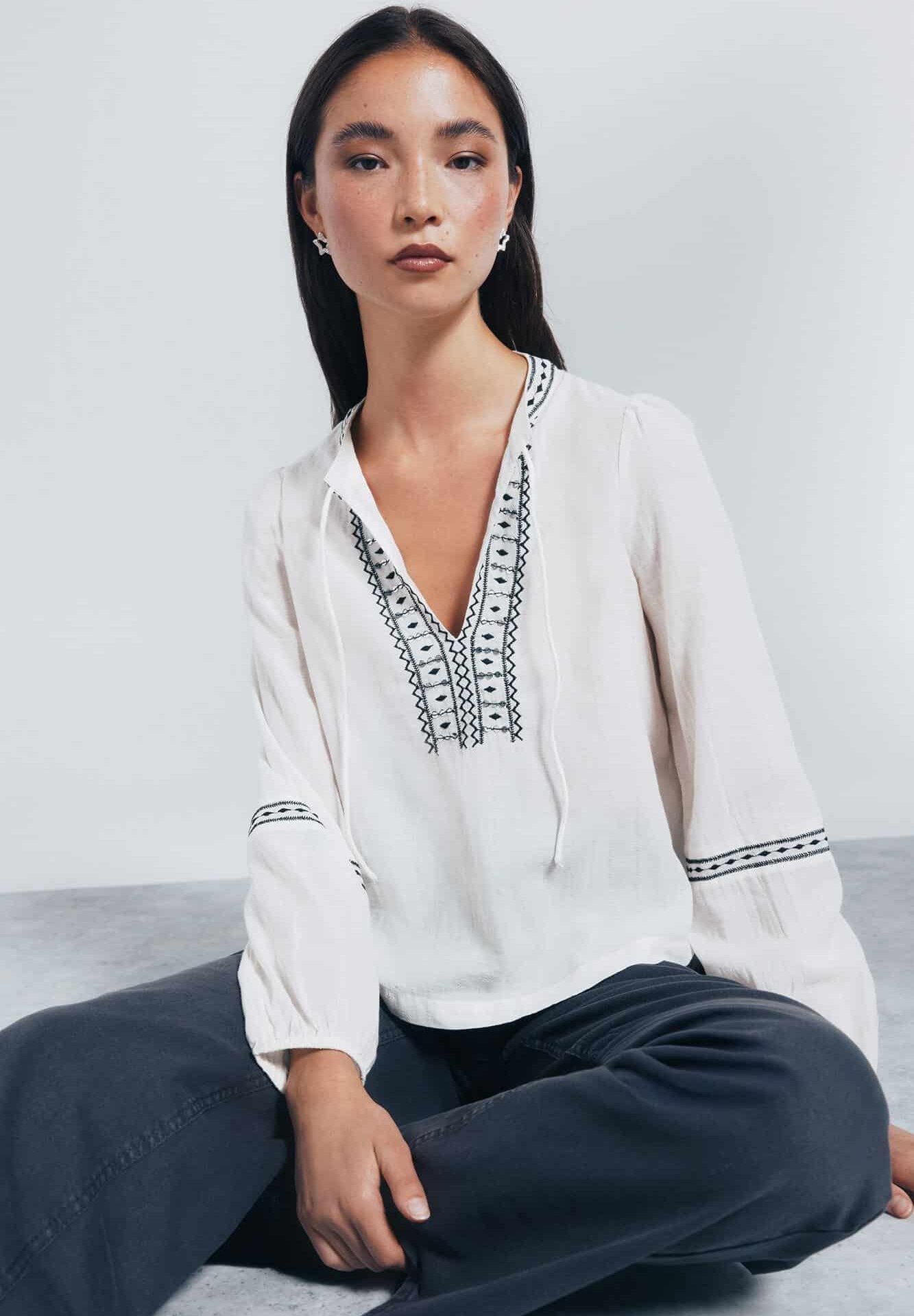Blouse En Coton Brodé Blanc & Noir - Image 1 of 4