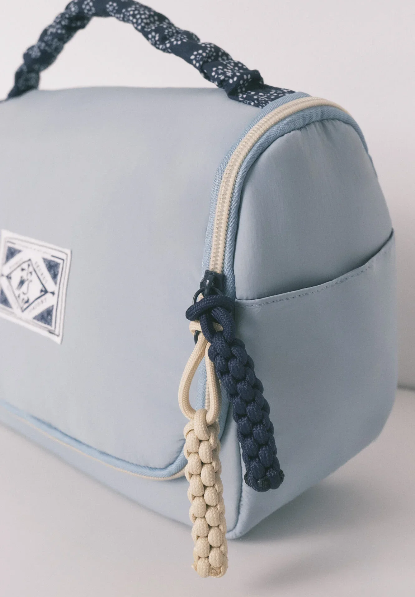 Trousse Vanity Bleue À Grand Imprimé Floral Avec Passepoil - Image 1 of 4