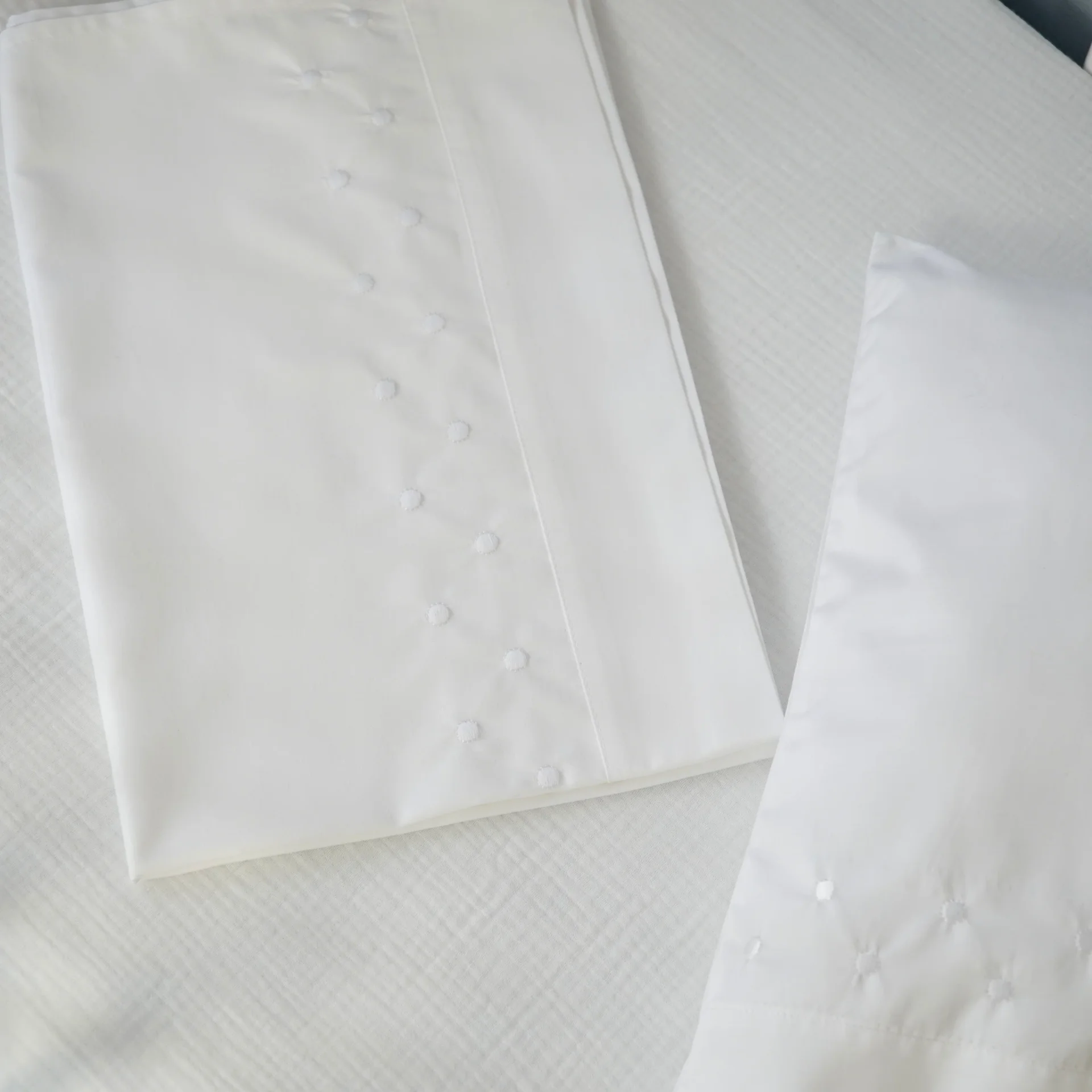 Ensemble Drap + Coussin Naissance Brodé Ton Sur Ton - Image 1 of 4