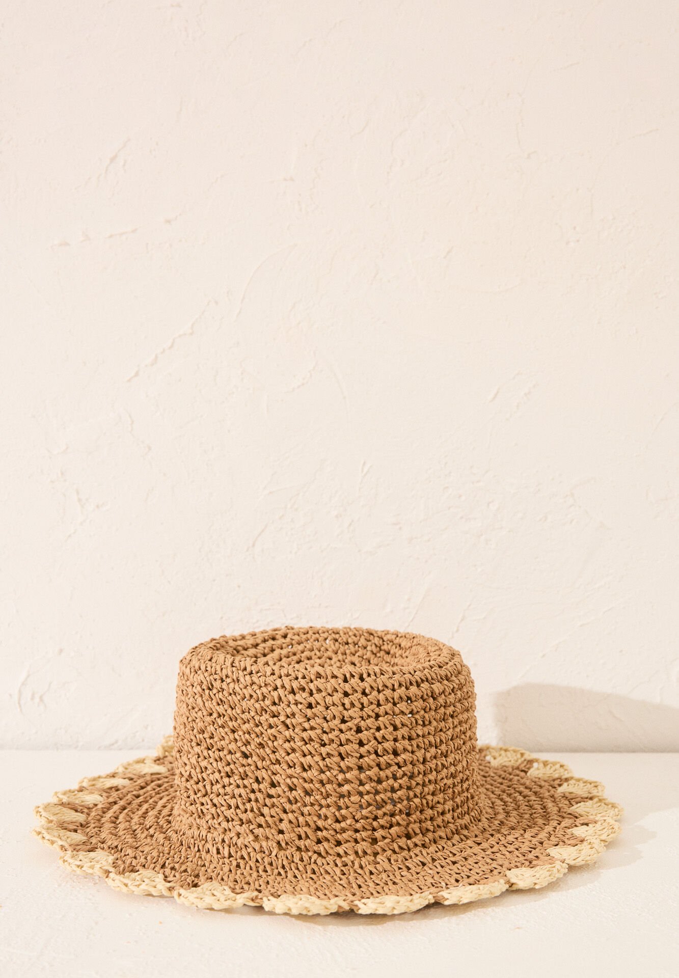 Chapeau De Plage En Raphia Ondulé - Image 1 of 3