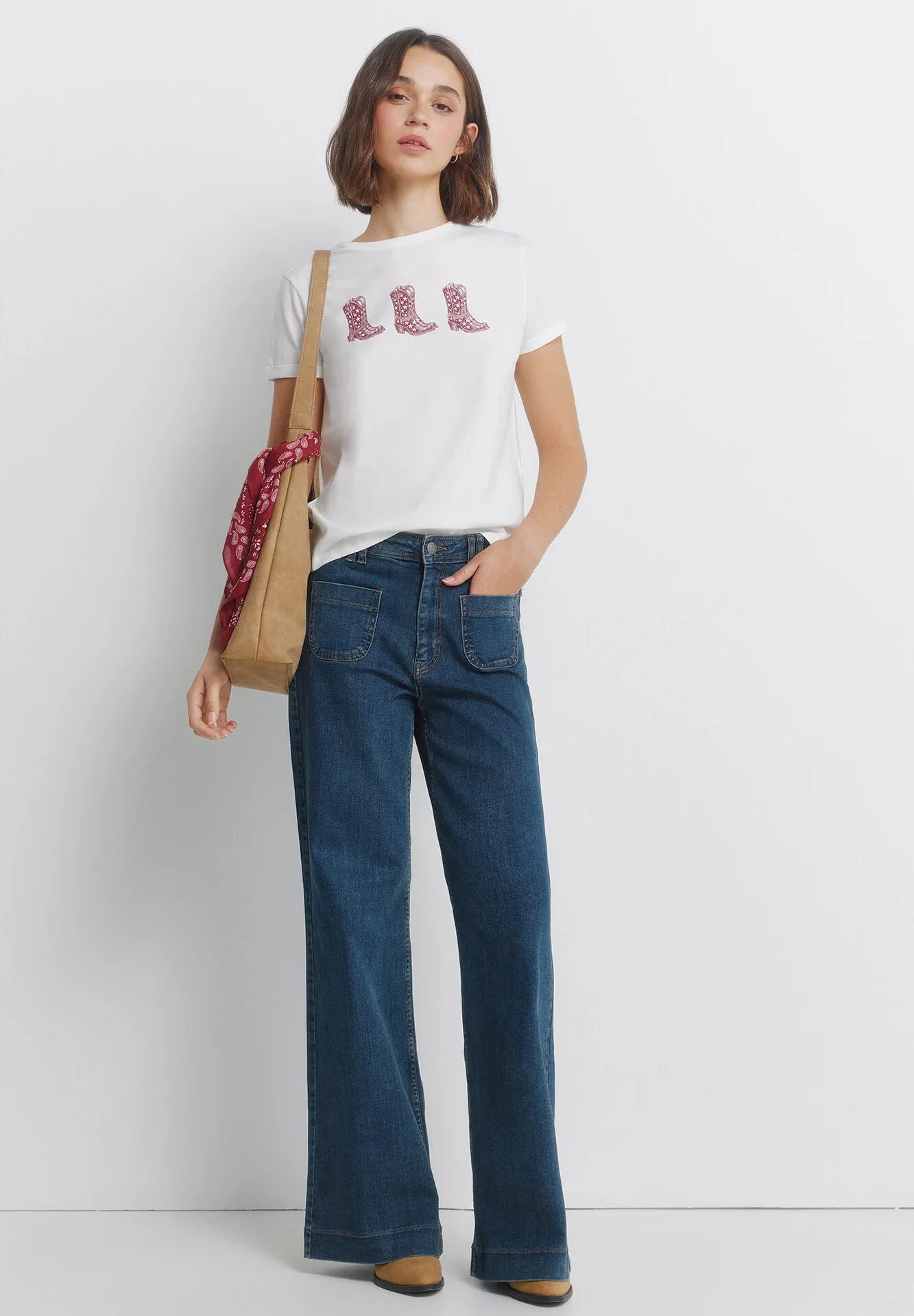 T-shirt Avec Des Bottes À Manches Retroussées - Image 1 of 4