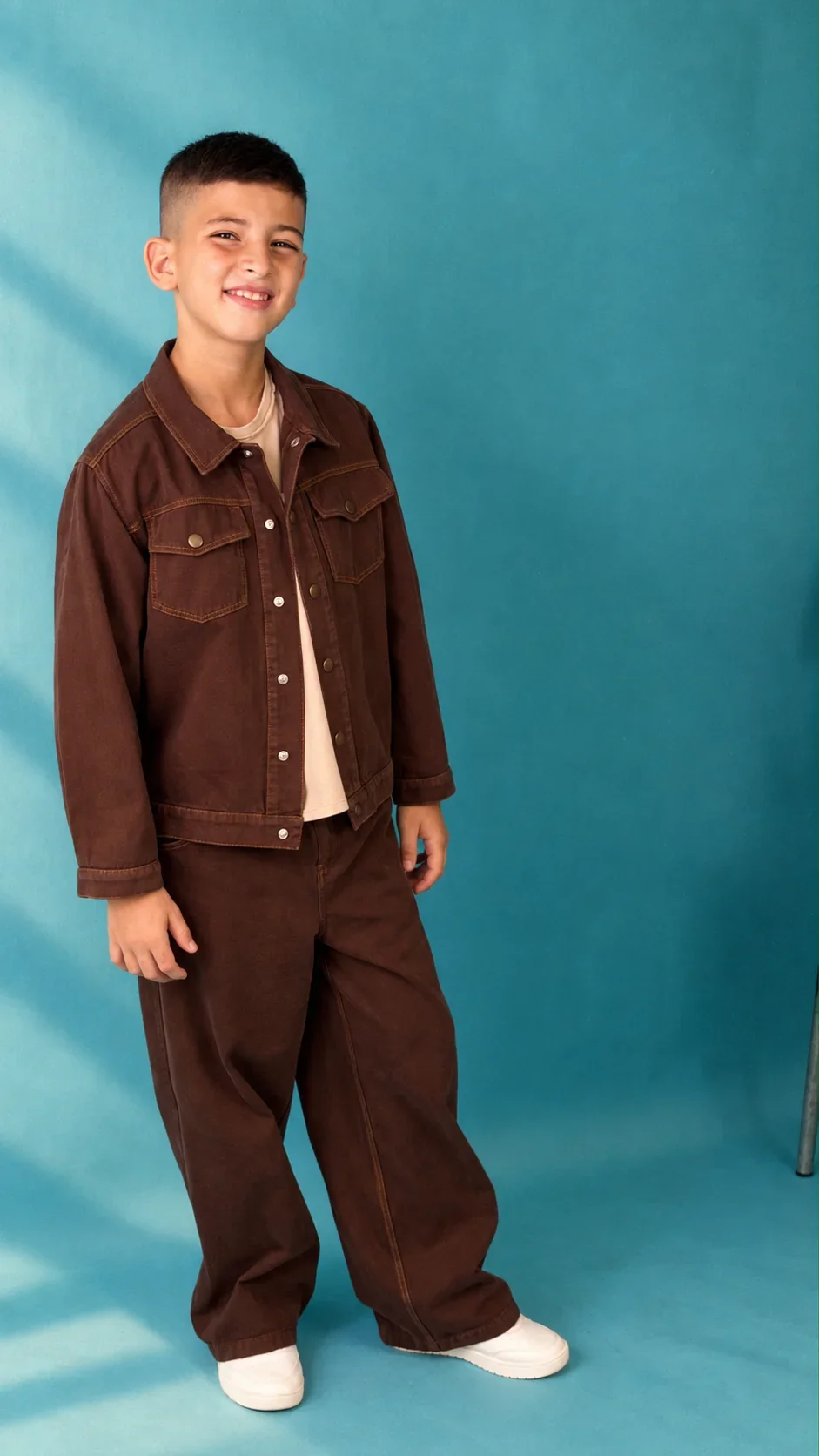 Ensemble Garçon 3 Pièces Marron Chocolat – Veste Workwear, T-shirt Beige & Pantalon Cargo Wide Leg - Image 1 of 4