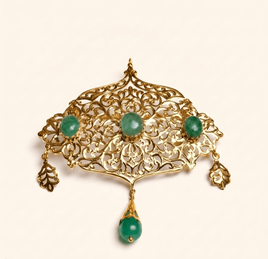 Broche En Or Jaune Filigranée Avec Pierres Vertes Et Diamilites - Image 1 of 3