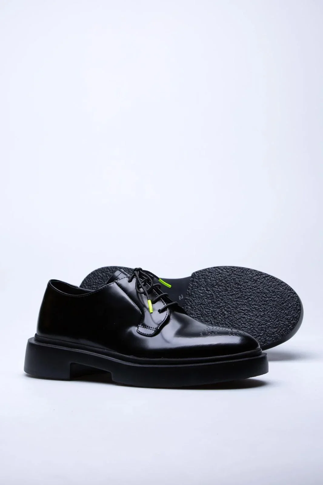 Chaussure En Cuir Démasquable - Image 1 of 4