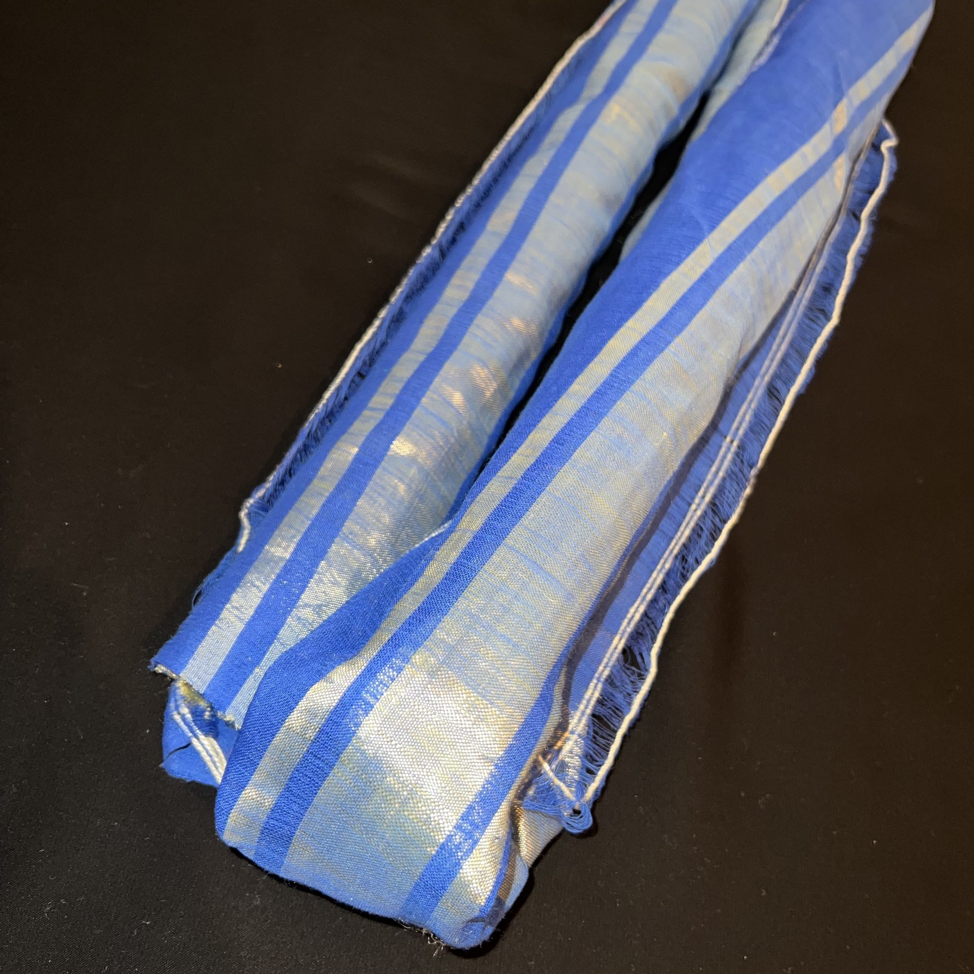 Tissu Bzioui emblématique – Bleu roi & soie dorée - Image 1 of 4