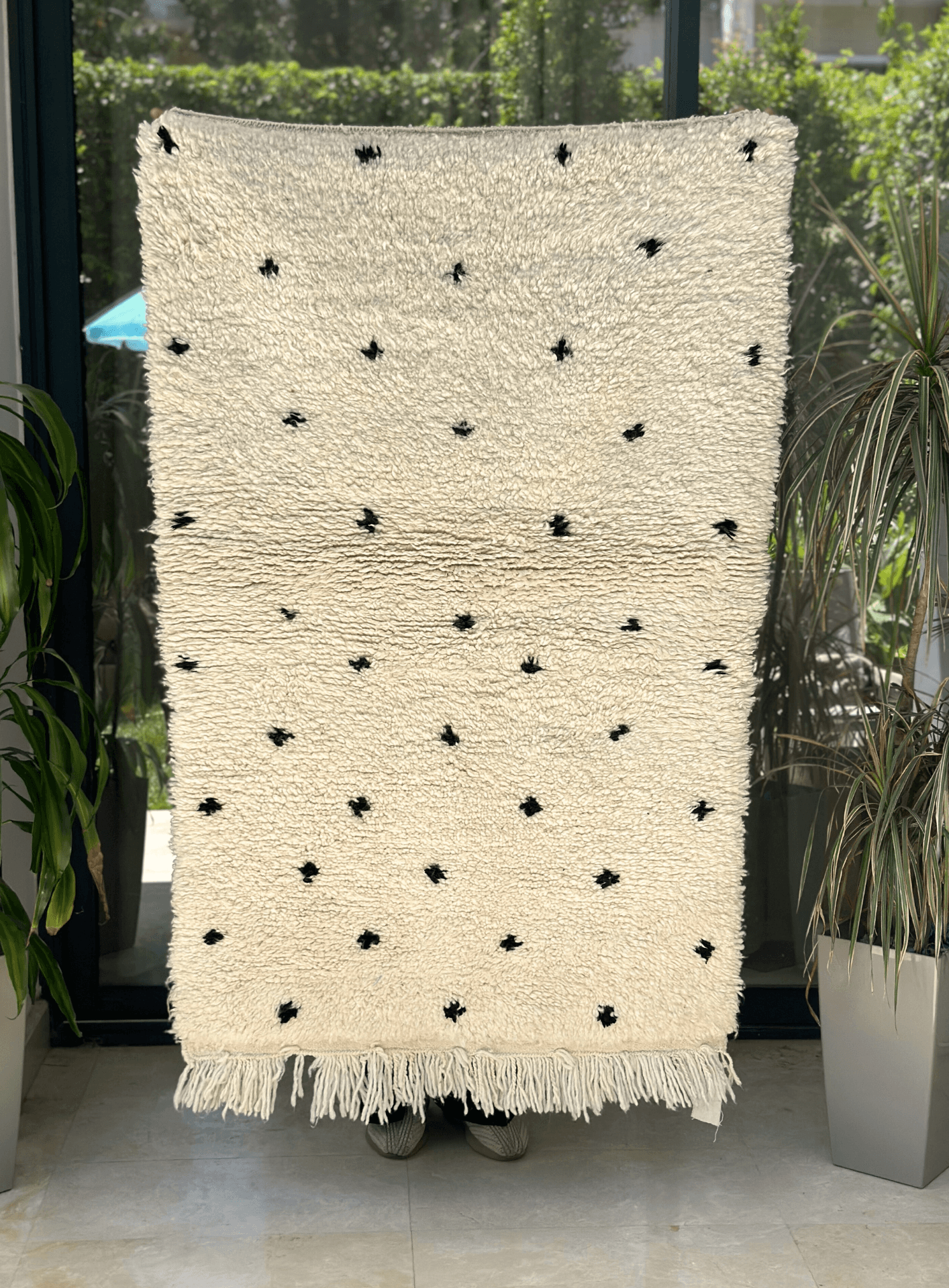 Tapis berbère Beni Ouarain crème à points noirs 100% laine de mouton - 145cm / 93cm - Image 1 of 2