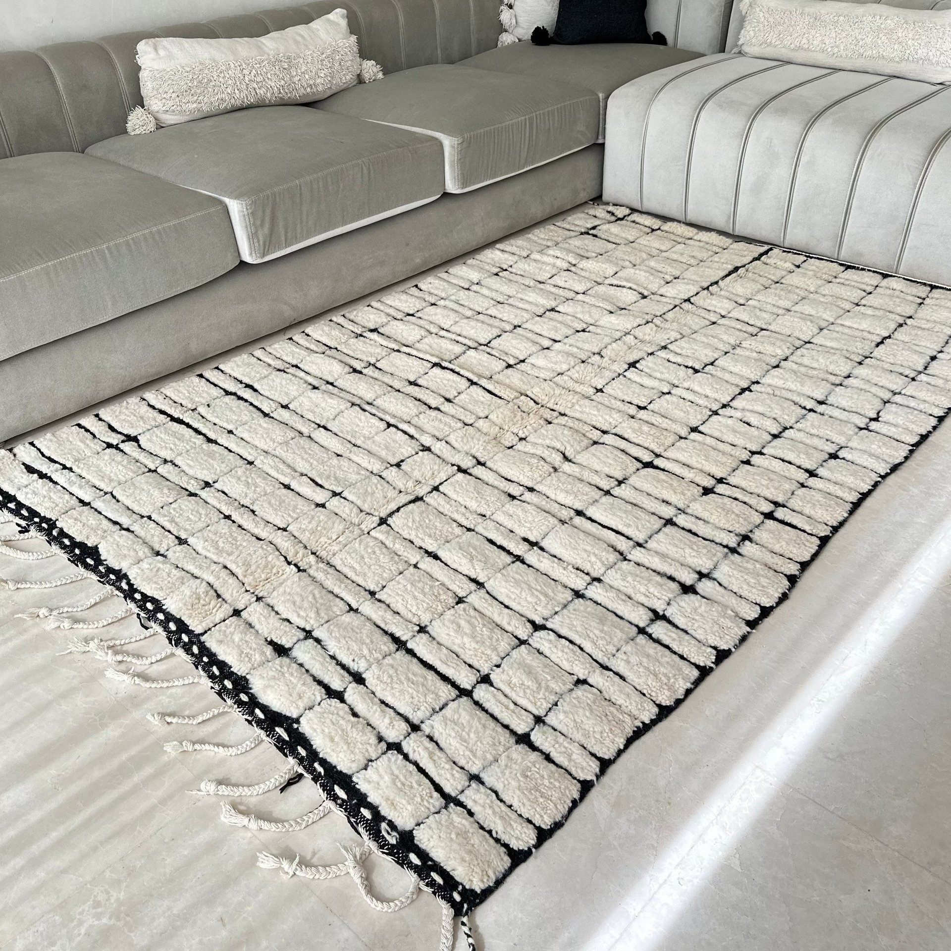 Tapis berbère Beni Ouarain crème et noir 100% laine de mouton - 2,42m / 1,44m - Image 1 of 1