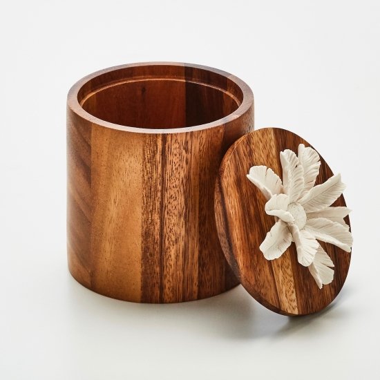 Boîte Décorative En Bois D'acacia Ornée D'une Fleur En Céramique - Image 1 of 1