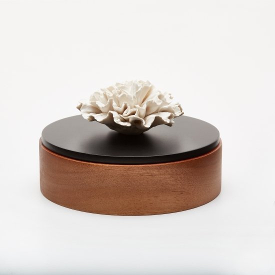 CHAN S - BOÎTE EN BOIS ET PORCELAINE - Image 1 of 1