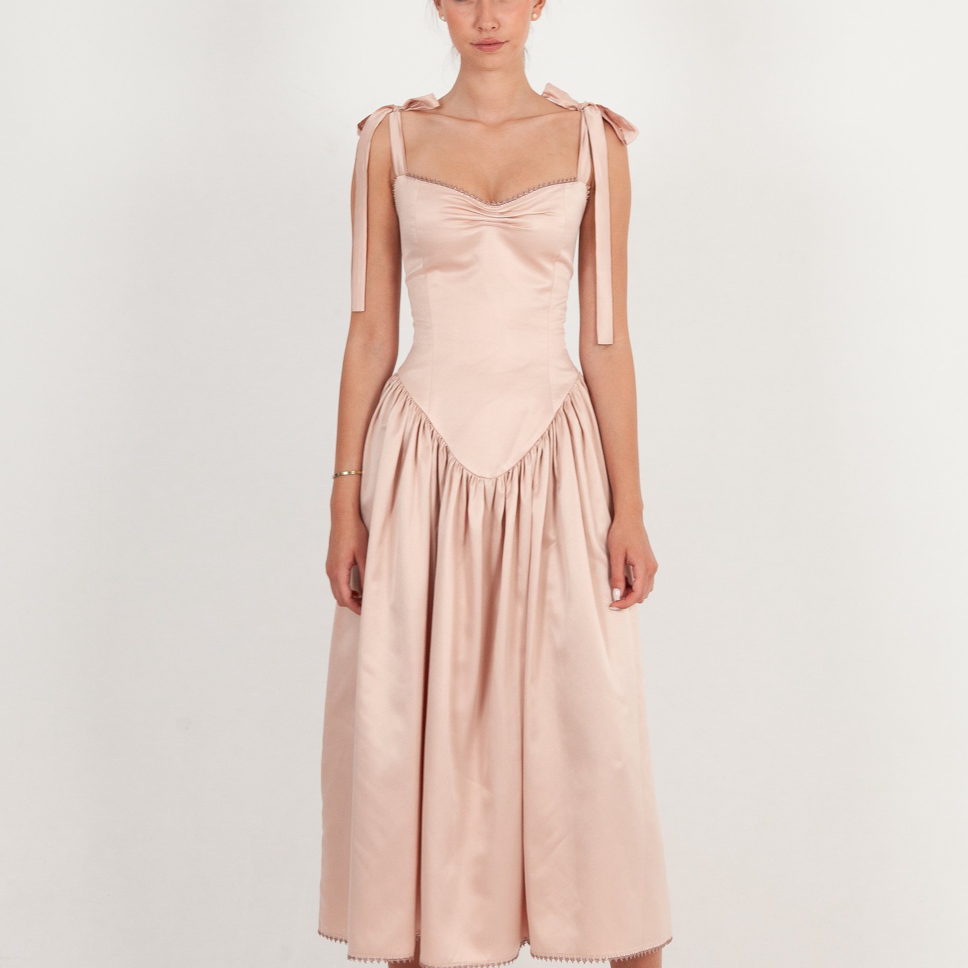 Robe Amara - Image 1 of 4