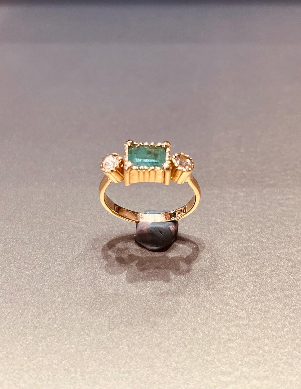 Bague en or serie emeraude et rosaces - Image 1 of 1