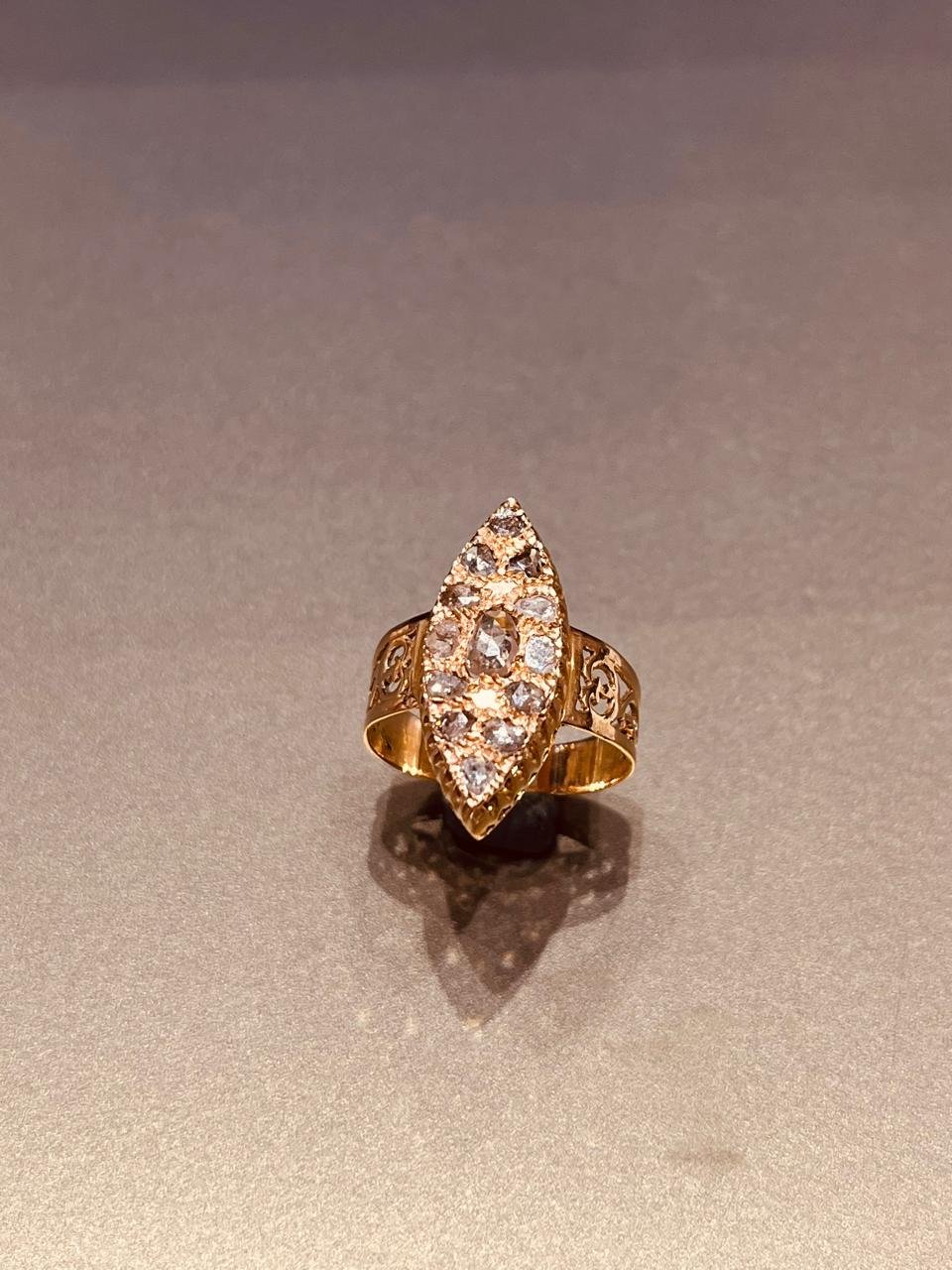 Bague or sertie rosaces - Image 1 of 1