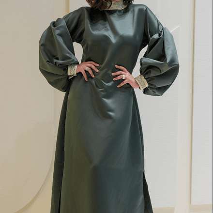 Robe en satin avec cape thumbnail 2