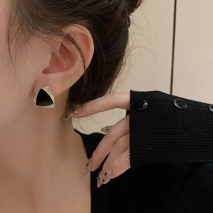 Boucles d’oreilles triangle noir et doré – Style moderne, chic et audacieux pour femme thumbnail 2