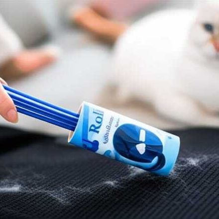 2 Rouleaux Adhésifs Pour Vetements et Canapes ,Rouleau Adhésif Très Collant Pour Enlever Les Peluches et Les Poils d'animaux des Vêtements, des Cheveux, des Poils de Chat . thumbnail 3