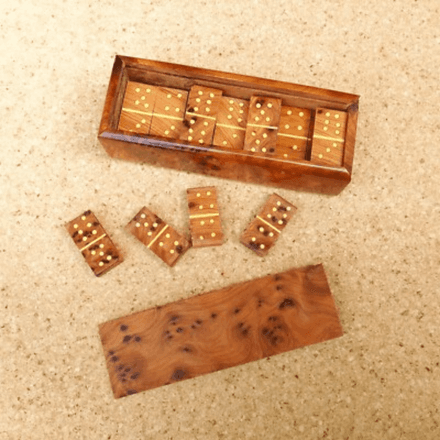 Jeu de dominos artisanal en bois de genévrier – Élégance naturelle et moment de plaisir authentique thumbnail 3
