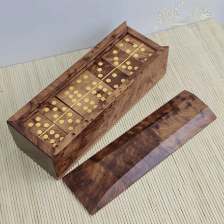 Jeu de dominos artisanal en bois de genévrier – Élégance naturelle et moment de plaisir authentique thumbnail 4