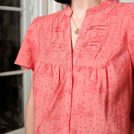 Top garni de dentelle et broderies thumbnail 2