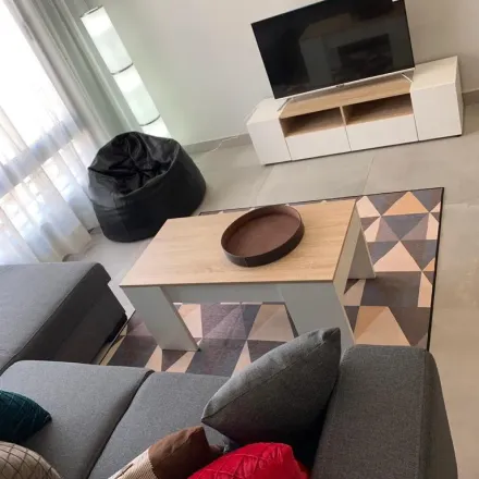 TAMIKO Meuble TV avec 4 portes (Blanc et chêne) 138 cm thumbnail 4