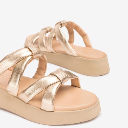 Mules Avec Des Brides Rembourrées En Cuir Doré thumbnail 4