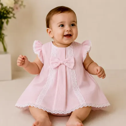 Robe Bébé Élégante À Dentelle Et Nœud thumbnail 2