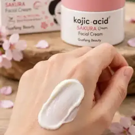 Crème Visage À L'acide Kojique Sakura Pour Éclaircir, Hydrater Et Uniformiser Le Teint thumbnail 3