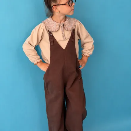 Ensemble Fille Salopette Marron Chocolat & Blouse Beige À Col Fleuri thumbnail 1