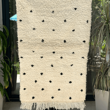 Tapis berbère Beni Ouarain crème à points noirs 100% laine de mouton - 145cm / 93cm thumbnail 1