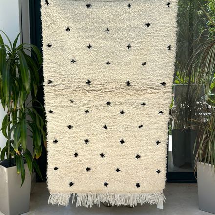 Tapis berbère Beni Ouarain crème à points noirs 100% laine de mouton - 145cm / 93cm thumbnail 2