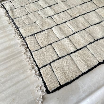 Tapis berbère Beni Ouarain crème et noir 100% laine de mouton - 2,46m / 1,54m thumbnail 2