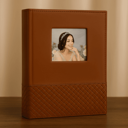 Album Photo Grande Capacité 5x7 – 100 Photos, Simili Cuir Marron avec Fenêtre Personnalisable thumbnail 3