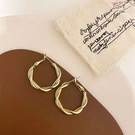 Boucles D’oreilles Anneaux Torsadés Dorés – Élégance Intemporelle en Acier Inoxydable thumbnail 3