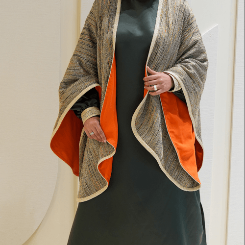 Robe en satin avec cape