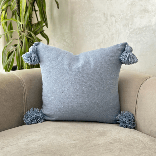 Housse de coussin artisanale à pompons