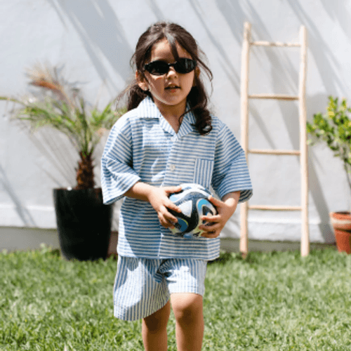 Apportez confort et style à la garde-robe de votre enfant avec cet ensemble 2 pièces unisexe composé d’un chemisier et d’un short.