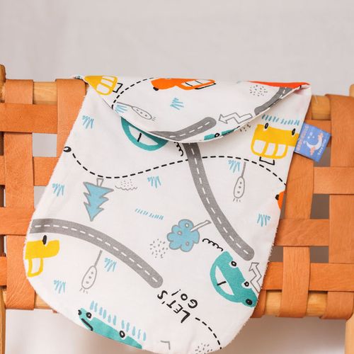 Pack naissance: Tapis à langer, protège épaule et bavoir