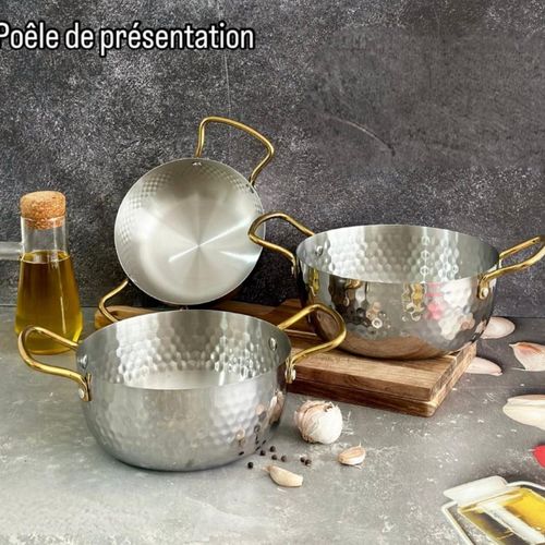 Poêle argentée de présentation 